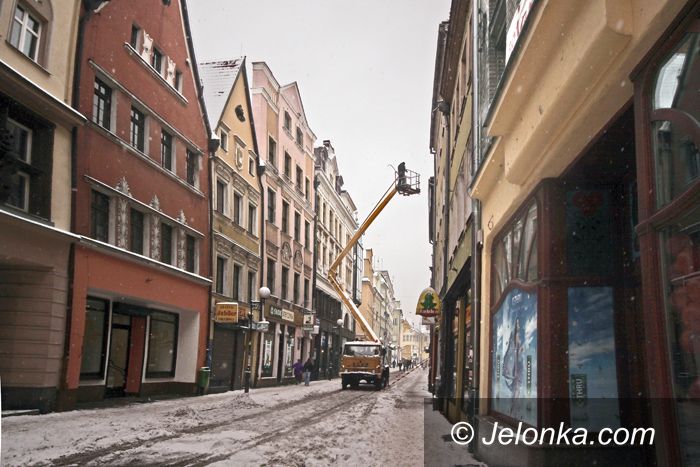 JELENIA GÓRA: Groźne sople, uciążliwy śnieg