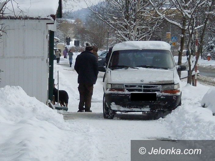 JELENIA GÓRA: Parkują tak, że przejść nie sposób