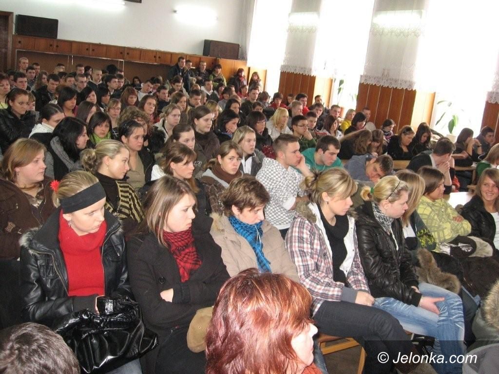 JELENIA GÓRA: Z uczniami „Handlówki” o bezpieczeństwie