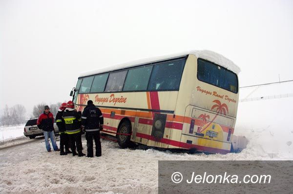 REGION: Przez łyse opony autobusem do rowu