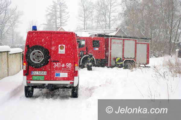 Jelenia Góra: Zawał na dachu w zwałach śniegu