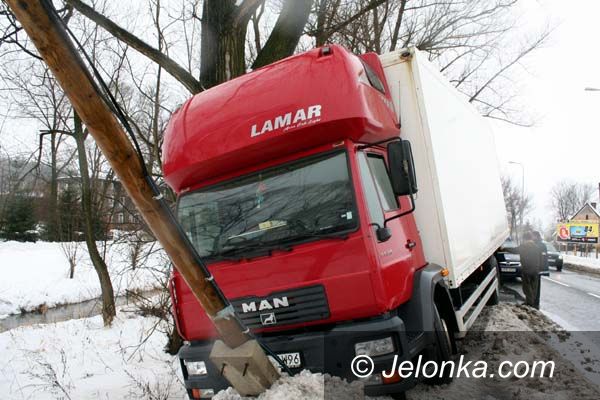 JELENIA GÓRA: Ciężarówką w słup