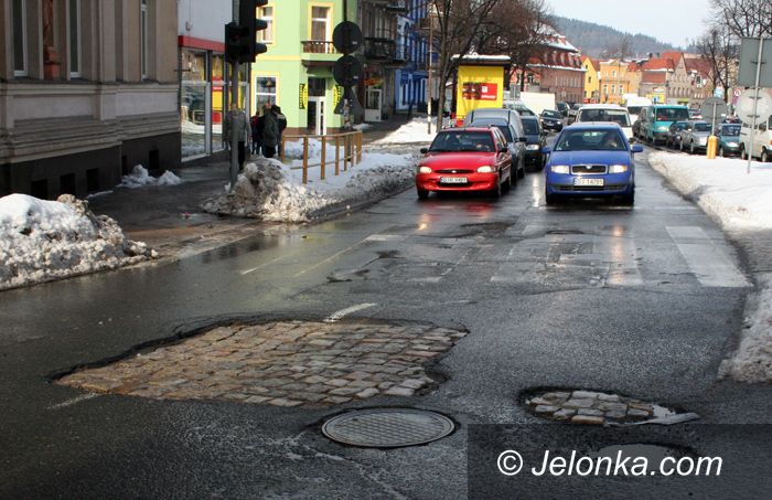 JELENIA GÓRA: Piętno zimy na ulicach: uważajcie na resory!