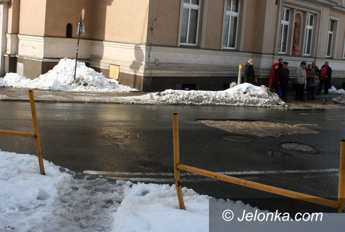 JELENIA GÓRA: Wycięli barierki na Korczaka