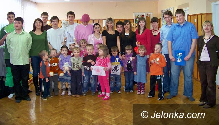 JELENIA GÓRA: Licealiści nauczycielami angielskiego w przedszkolu