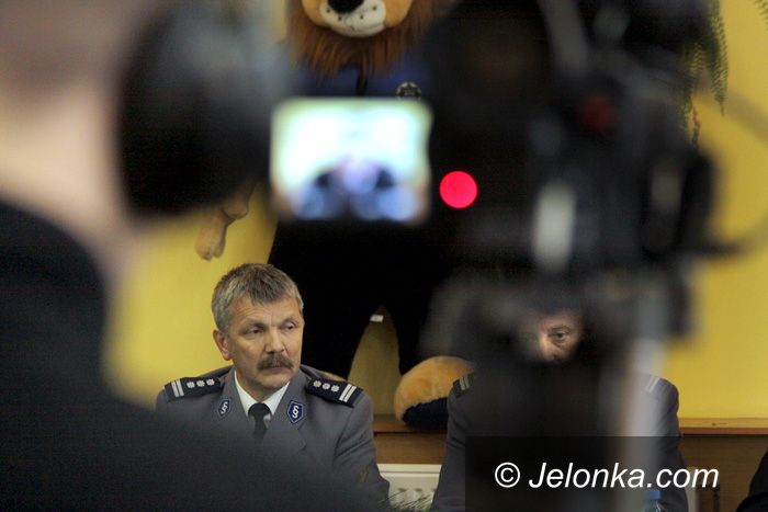 JELENIA GÓRA: Mysłakowiczanin i szef policji pomogli zagubionemu chłopcu