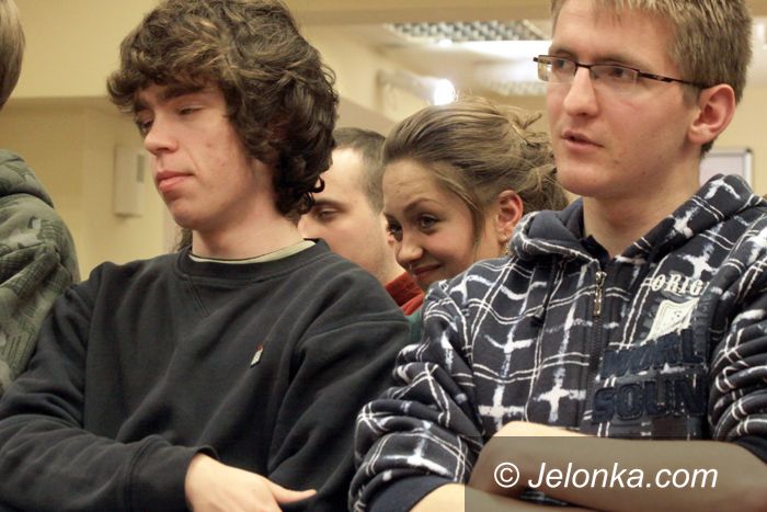 JELENIA GÓRA: Książka w prezerwatywie, czyli upadek piękna