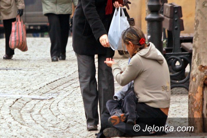 JELENIA GÓRA: Pogoda dla żebraków