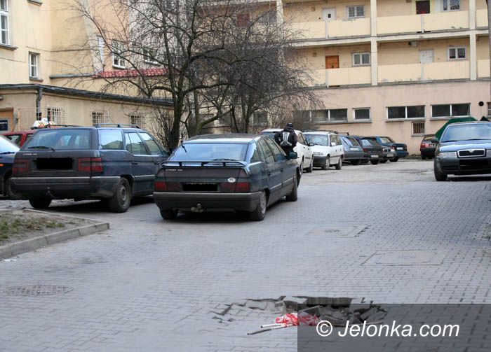 JELENIA GÓRA: Ludzi i dziurę mają gdzieś