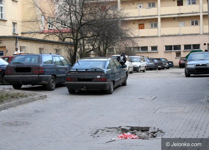 JELENIA GÓRA: Ludzi i dziurę mają gdzieś