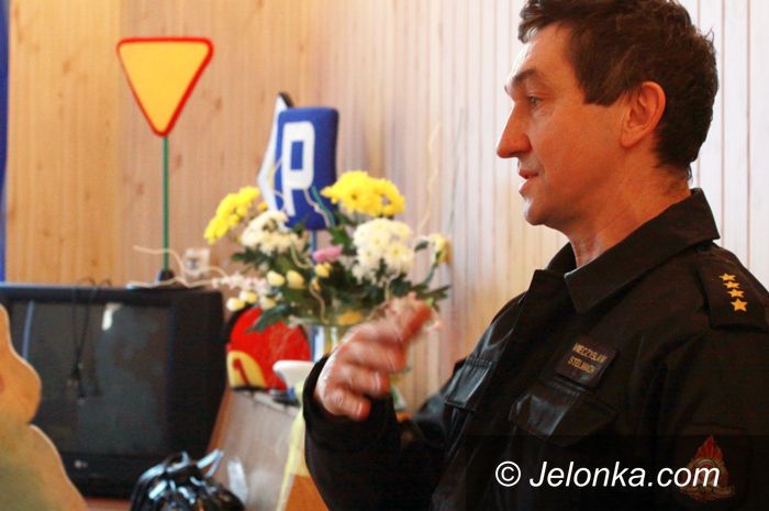 JELENIA GÓRA: W „Bajce” pod policyjnym parasolem