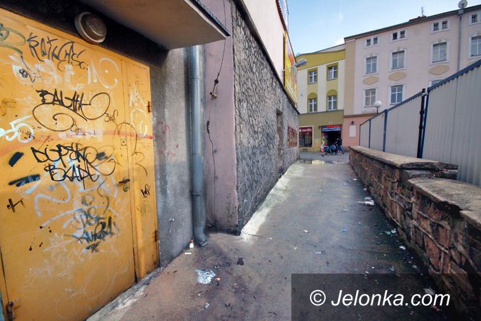 JELENIA GÓRA: Z kina prosto w brudy