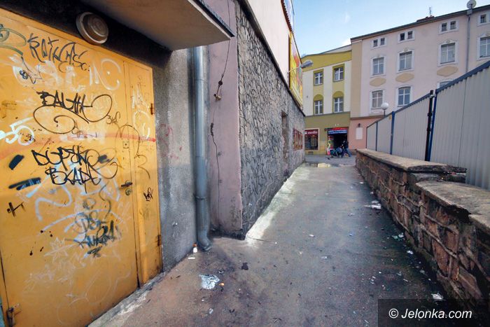 JELENIA GÓRA: Z kina prosto w brudy