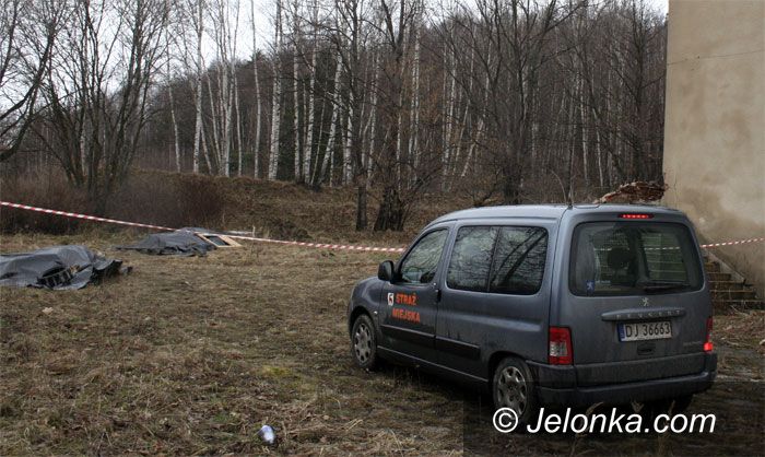 JELENIA GÓRA: Trzy tony azbestu wyrzucone przy Sudeckiej