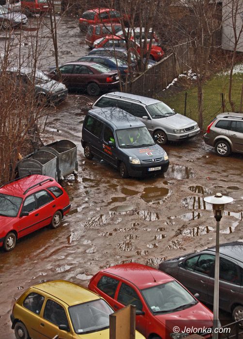 JELENIA GÓRA: Parking jak bagno: ale wstyd!