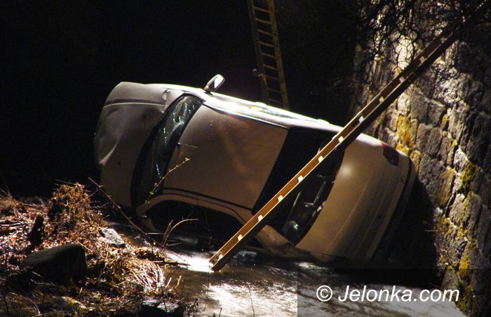 JELENIA GÓRA: Pani „na bani” autem do rzeki