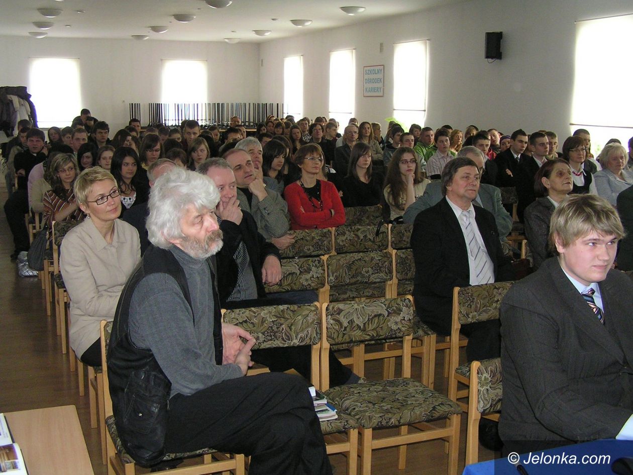 JELENIA GÓRA: Zakochani w wiejskich chatach