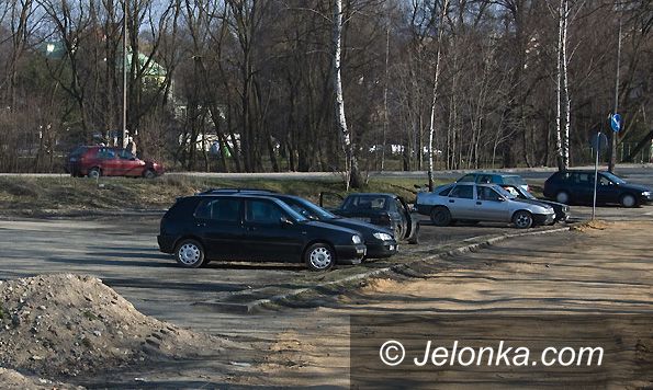 JELENIA GÓRA: Przed WORD jest bagno, będzie wzorowy parking