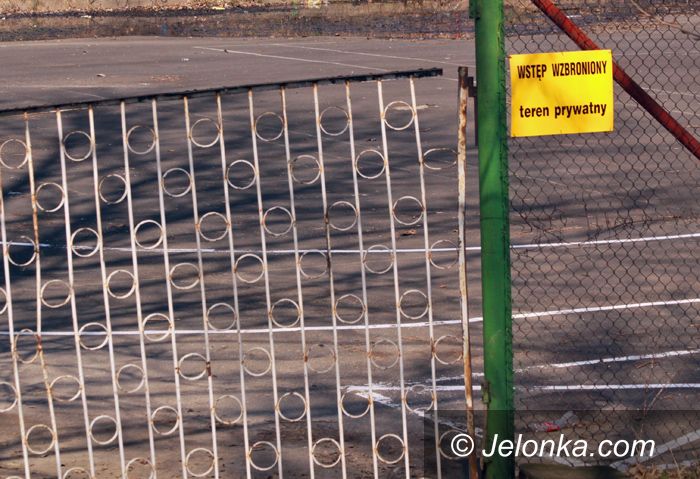 JELENIA GÓRA: Plac manewrowy w „dołku”