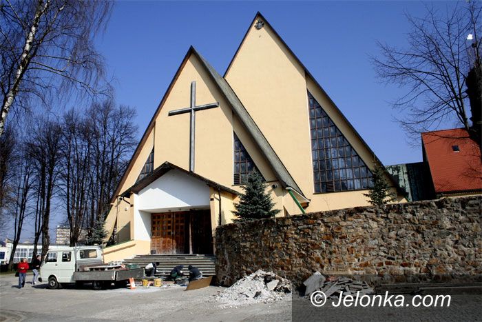 JELENIA GÓRA: Kościelne schody będą jak nowe