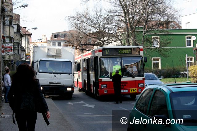 JELENIA GÓRA: Egzaminacyjna kolizja z autobusem