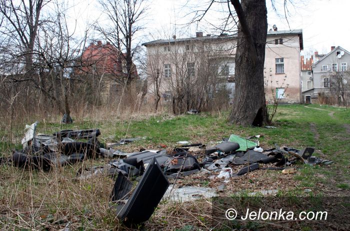 JELENIA GÓRA: W uzdrowisku z brudami za płot