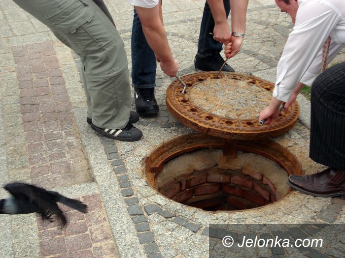 JELENIA GÓRA: Pogotowie wodociągowe uratowało&#8230; kawkę