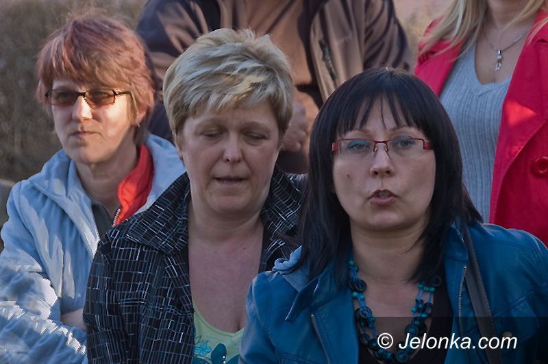 JELENIA GÓRA: Walka o gimnazjum pod Chojnikiem