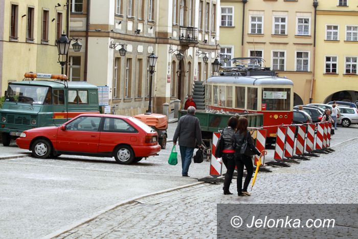 JELENIA GÓRA: Powtórne brukowanie ograniczy parkowanie
