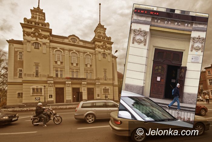 JELENIA GÓRA: Elektroniczna tablica „zaprasza” na spektakle