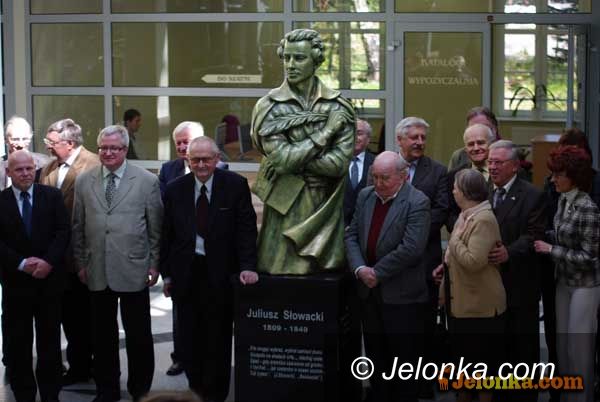 JELENIA GÓRA: Ludzie nauki odsłonili pomnik Wieszcza