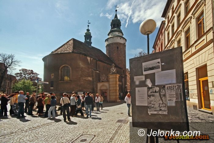 JELENIA GÓRA: Tablice jak z kombinatu na starówce