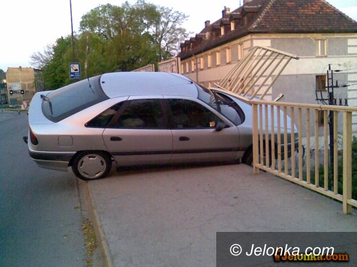 JELENIA GÓRA: Renault zawieszony nad torowiskiem