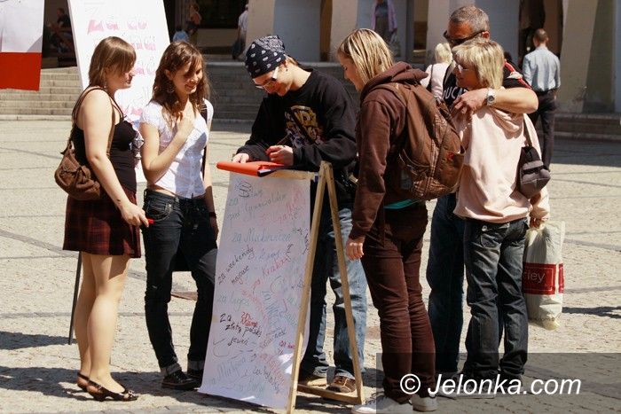 JELENIA GÓRA: Kochają Polskę za papieża, kaczory, alkohol