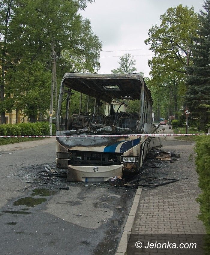 JELENIA GÓRA: Gorąca noc przed hotelem – autobus w ogniu