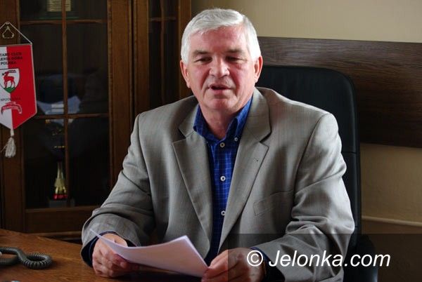 JELENIA GÓRA: Czarne chmury nad szefem rady