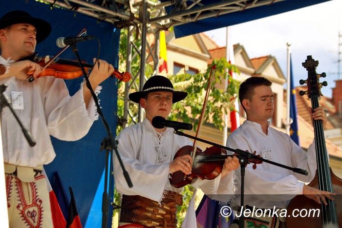 JELENIA GÓRA: Karkonoskie tradycje z Indianinem i Leninem – video