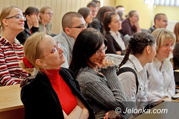 JELENIA GÓRA: Kammel w trampkach wchodził na stół