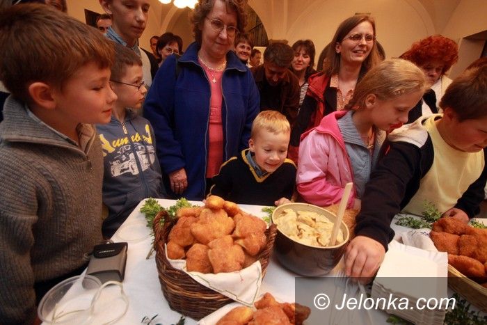JELENIA GÓRA: Życie zaczyna się w nocy – video