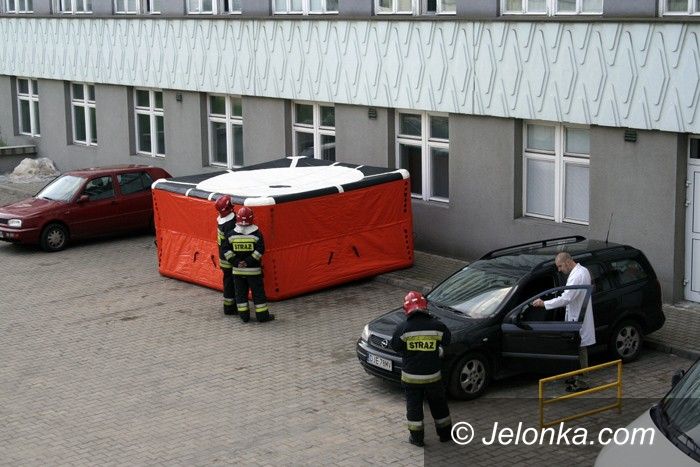 JELENIA GÓRA: Samobójca wciąż w szpitalnym oknie