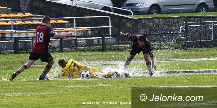 Jelenia Góra ul. Złotnicza: Pub Gol przegrywa na wodzie z Piastem