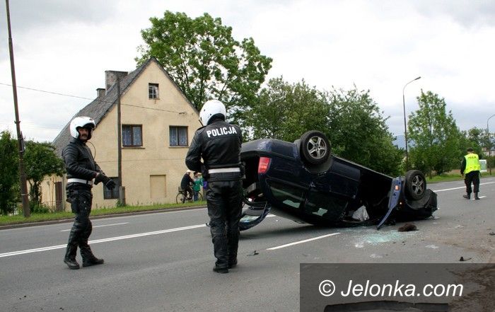 JELENIA GÓRA: Dachowanie po wódce, z psem na "pokładzie"