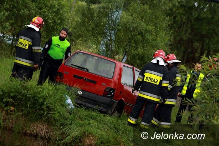 JELENIA GÓRA: Kto utopił fiata uno?