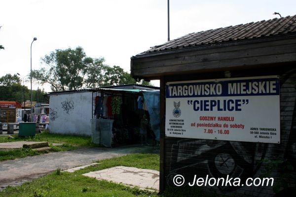 JELENIA GÓRA: Palą śmieci na targowisku w Cieplicach?