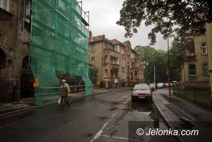 JELENIA GÓRA: Rusztowania na perle secesji