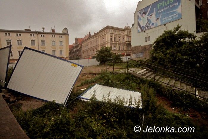 JELENIA GÓRA: Robotników wyprzedzili wandale
