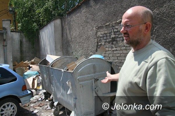 Jelenia Góra: Śmietnik straszy, kto posprząta?