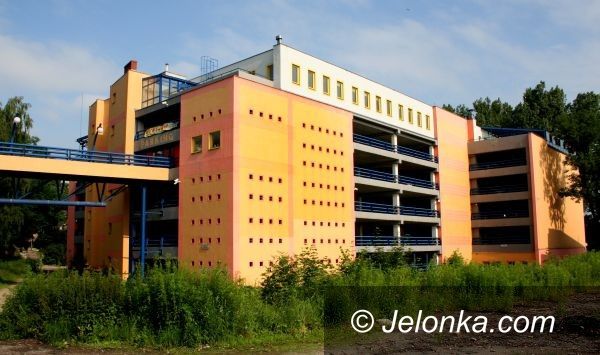 JELENIA GÓRA: Parking wielopoziomowy znów w dołku