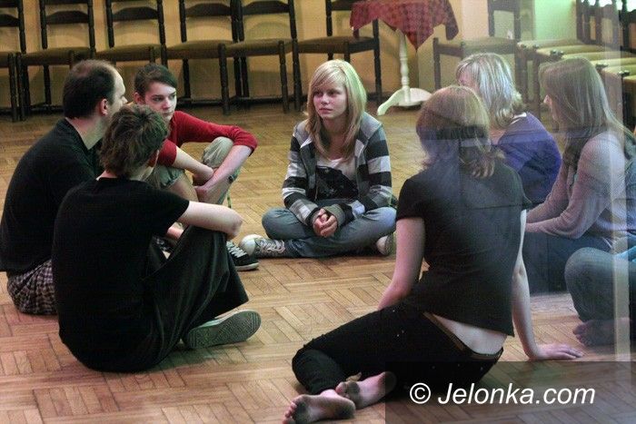 JELENIA GÓRA: Poznają teatr od podszewki