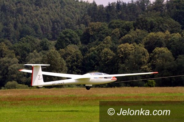 Jelenia Góra: Kłopoty szybowca: lina wyczepu spadła na kable